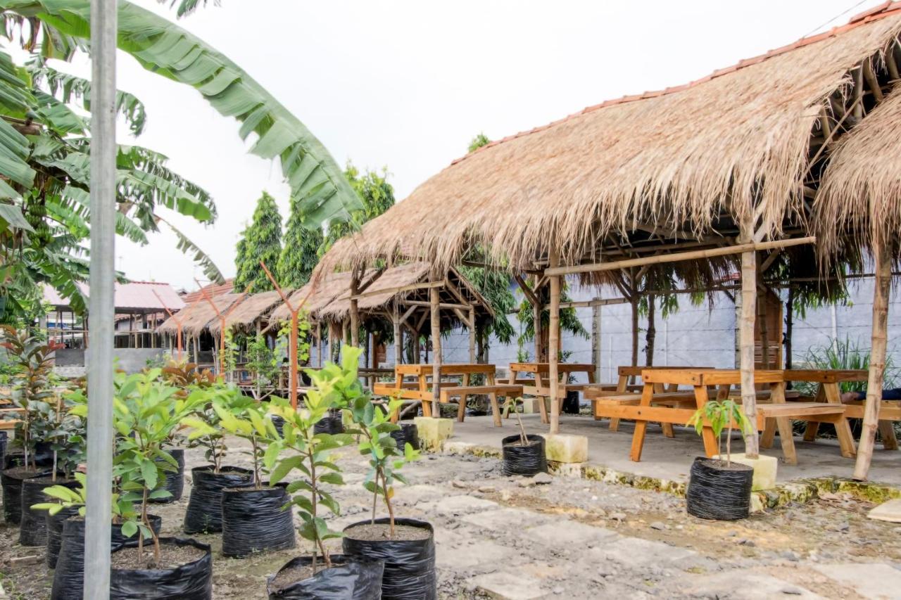 Hotel Oyo 3500 D'Chandra Family Syariah Lamongan Exterior foto